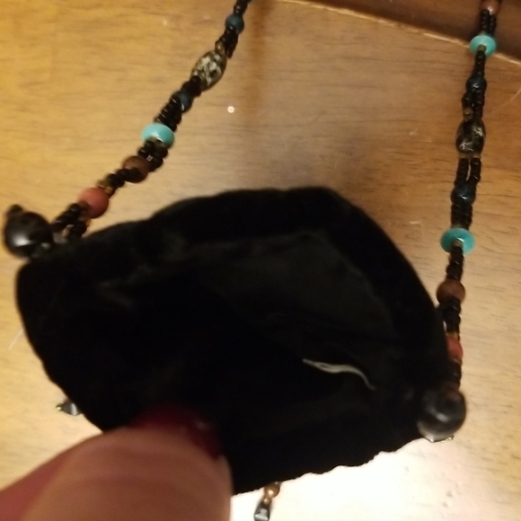 $5 ITEM. Small velvet bag with beads. MUST BUNDLE WITH OTHER ITEMS - Picture 9 of 10